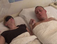 Angie de retour de soirée se fait prendre par Cédric!