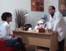 Joyce, mature nymphomane, auscultée par deux gynécos pervers!