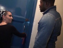Une jolie beurette parisienne goûte à une grosse queue de black!
