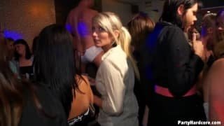 Des grosses salopes dans un club libertin !
