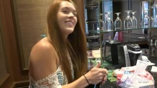 Le champagne avant d’offrir sa chatte