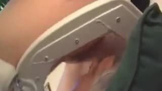 Un homme va lécher généreusement la chatte d’une dominatrice